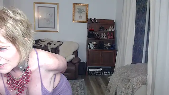 Snapshot of SindeeDix chatting on 11.12.25 SindeeDix online show from 11.12.25