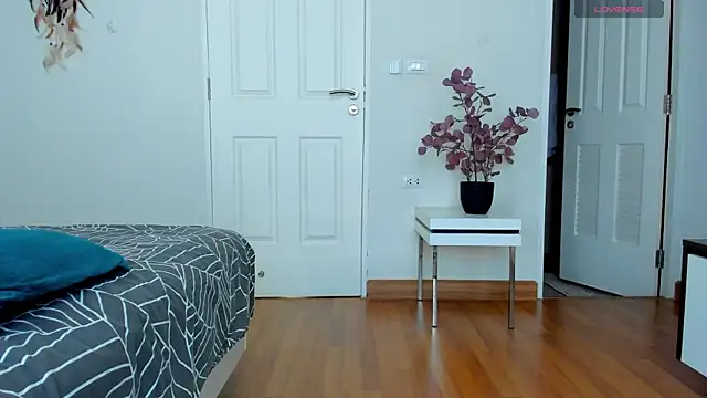 Snapshot of BritneyHall chatting on 12.11.24 BritneyHall online show from 12.11.24