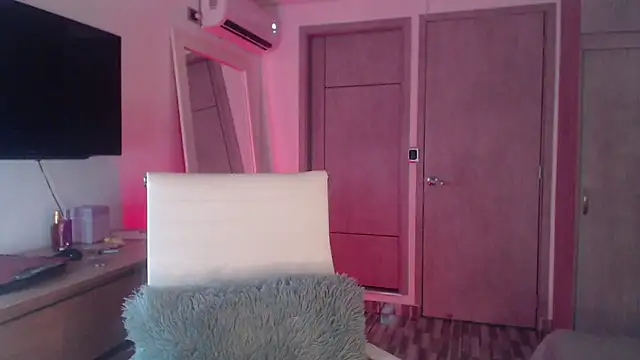 Snapshot of Brown_skin11 chatting on 11.10.25 Brown skin11 online show from 11.10.25