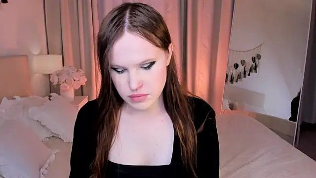 Snapshot of EffieMinki chatting on 06.18.26 EffieMinki online show from 06.18.26