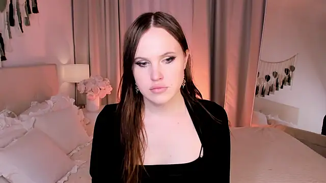 Snapshot of EffieMinki chatting on 06.19.26 EffieMinki online show from 06.19.26