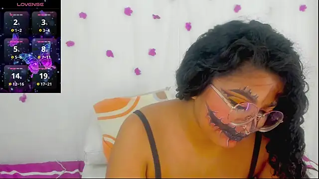 Snapshot of moana_taylor chatting on 10.25.25 moana taylor online show from 10.25.25