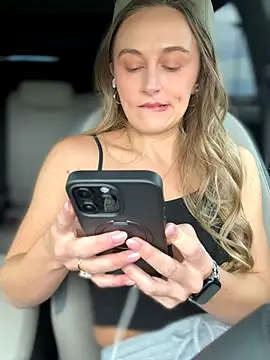 Snapshot of lunagirl13 chatting on 09.29.25 lunagirl13 online show from 09.29.25