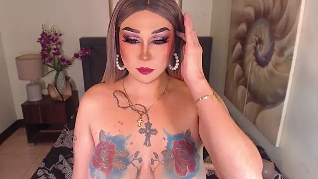 Snapshot of Transdomts4u chatting on 12.15.24 Transdomts4u online show from 12.15.24