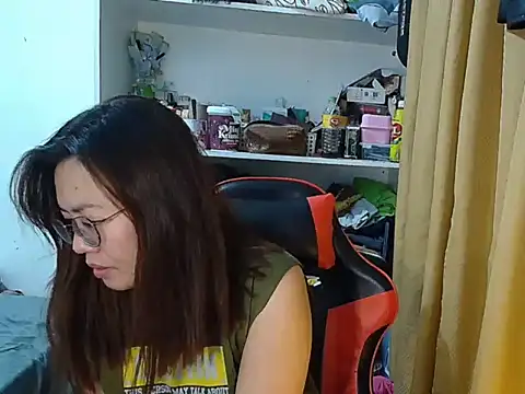 Snapshot of crizzybel chatting on 04.28.26 crizzybel online show from 04.28.26