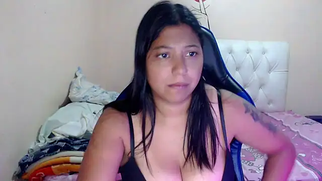 Snapshot of Leylafourniert chatting on 10.30.25 Leylafourniert online show from 10.30.25