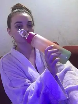 Snapshot of Emmacut chatting on 03.21.25 Emmacut online show from 03.21.25