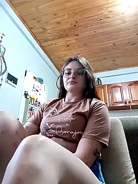 Snapshot of Emmacut chatting on 10.11.25 Emmacut online show from 10.11.25