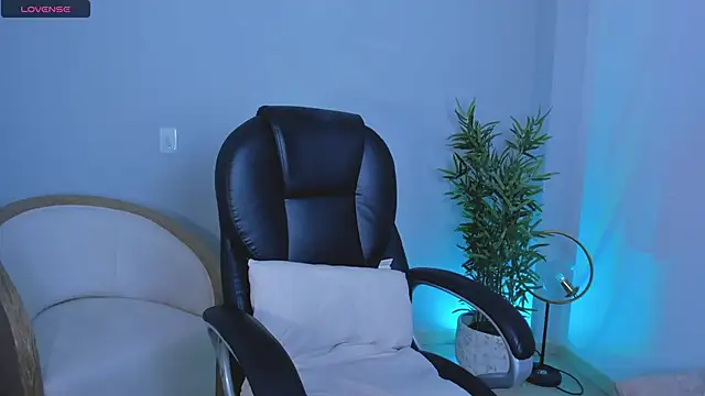 NiaBennet  online show from 10.24.25