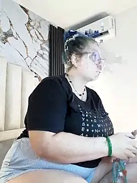 Snapshot of mollieblue69 chatting on 09.30.25 mollieblue69 online show from 09.30.25