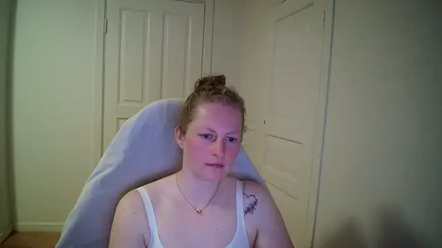Snapshot of Girlnina-1995 chatting on 04.21.26 Girlnina-1995 online show from 04.21.26
