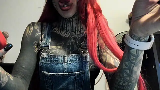 Snapshot of tamarapervert chatting on 02.15.25 tamarapervert online show from 02.15.25