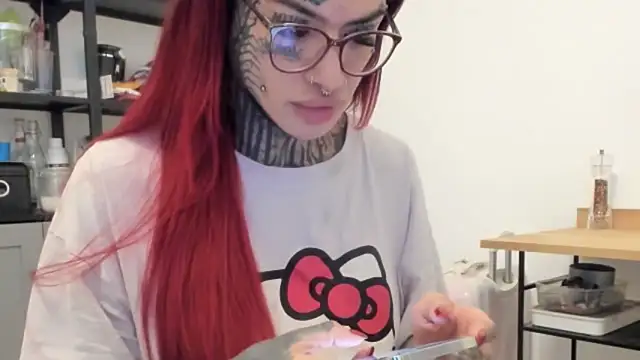 Snapshot of tamarapervert chatting on 12.22.25 tamarapervert online show from 12.22.25