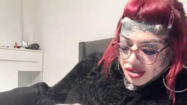 Snapshot of tamarapervert chatting on 02.25.26 tamarapervert online show from 02.25.26