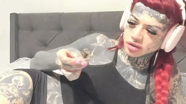 Snapshot of tamarapervert chatting on 02.27.26 tamarapervert online show from 02.27.26