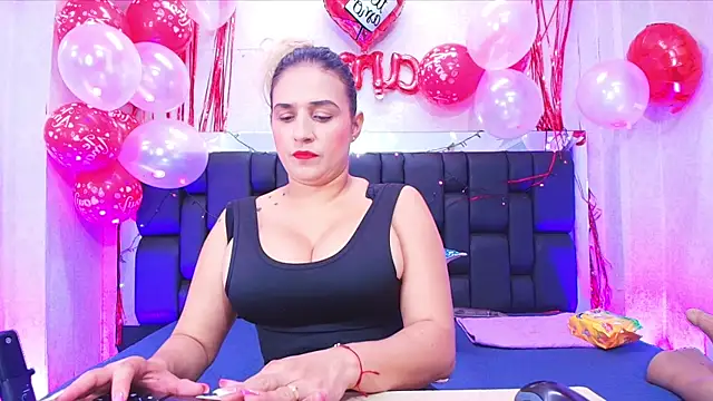 Snapshot of _carolina_fox chatting on 02.13.25 carolina fox online show from 02.13.25