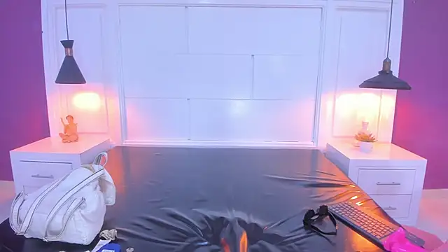 SilvanaCapelli online show from 02.22.25