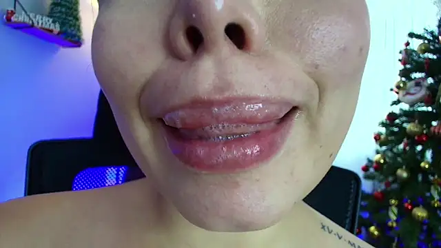 Snapshot of lisbet21x chatting on 12.28.24 lisbet21x online show from 12.28.24