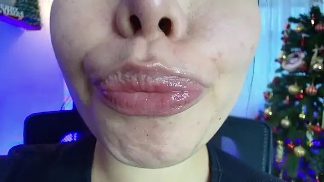 Snapshot of lisbet21x chatting on 12.28.24 lisbet21x online show from 12.28.24