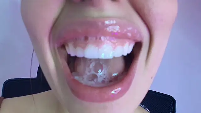 Snapshot of lisbet21x chatting on 11.11.25 lisbet21x online show from 11.11.25