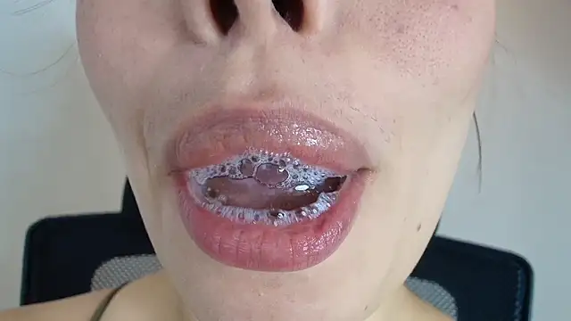 Snapshot of lisbet21x chatting on 11.25.25 lisbet21x online show from 11.25.25