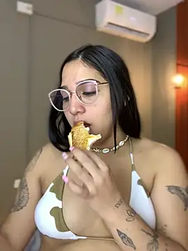 Snapshot of Amandanauty chatting on 12.21.24 Amandanauty online show from 12.21.24