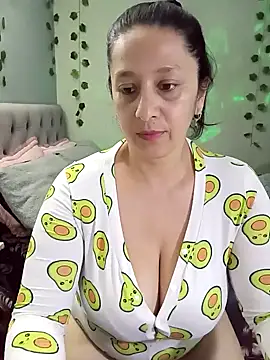 Snapshot of camilalatti chatting on 02.02.25 camilalatti online show from 02.02.25