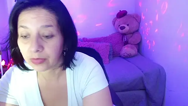 Snapshot of camilalatti chatting on 10.04.25 camilalatti online show from 10.04.25