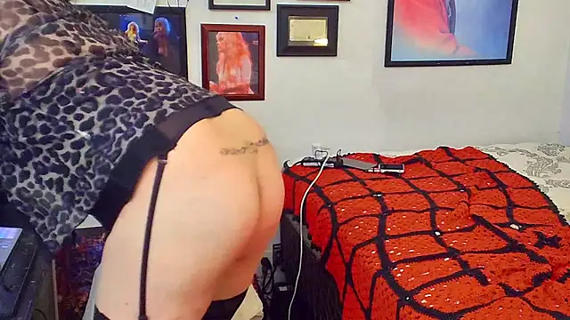 Snapshot of DoMeDoggyDiana chatting on 10.18.25 DoMeDoggyDiana online show from 10.18.25