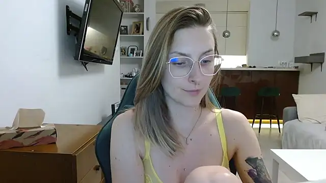 Snapshot of illusorycat chatting on 09.18.25 illusorycat online show from 09.18.25