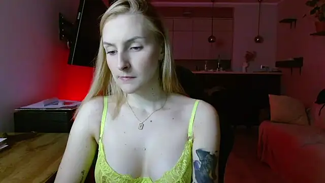 Snapshot of illusorycat chatting on 11.09.25 illusorycat online show from 11.09.25