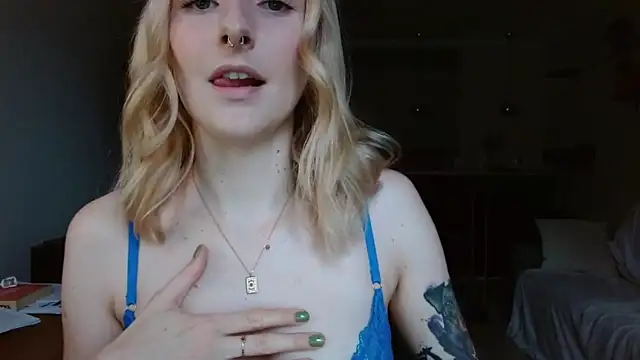 Snapshot of illusorycat chatting on 11.18.25 illusorycat online show from 11.18.25