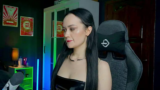 QueenAliss online show from 12.19.25