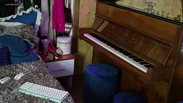 VanessaDoyle online show from 09.18.25