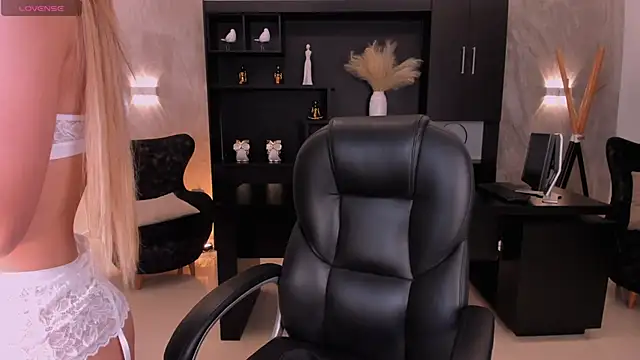 Snapshot of LexieWayne chatting on 12.30.24 LexieWayne online show from 12.30.24