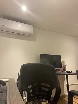 Snapshot of MelanyShayk chatting on 01.21.25 MelanyShayk online show from 01.21.25