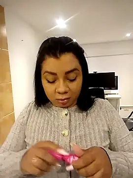 Snapshot of MelanyShayk chatting on 02.13.25 MelanyShayk online show from 02.13.25