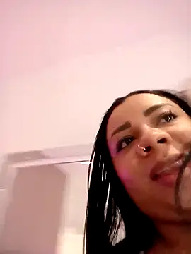 Snapshot of MelanyShayk chatting on 03.08.25 MelanyShayk online show from 03.08.25