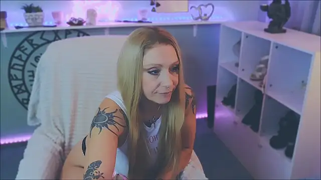 Snapshot of Jan_ina chatting on 12.12.24 Jan ina online show from 12.12.24