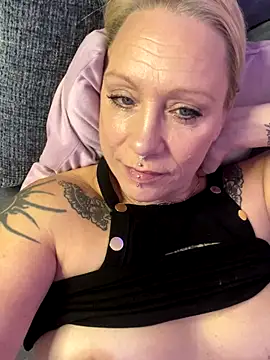 Snapshot of Jan_ina chatting on 09.11.25 Jan ina online show from 09.11.25