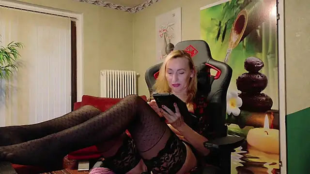 Snapshot of HotLana69 chatting on 10.19.25 HotLana69 online show from 10.19.25