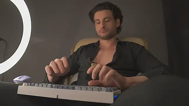 Snapshot of Keen___Luckystrike chatting on 03.22.25 Keen Luckystrike online show from 03.22.25