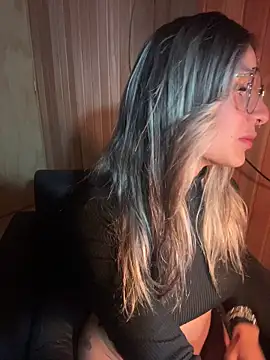 Snapshot of AliceStone19 chatting on 04.21.26 AliceStone19 online show from 04.21.26
