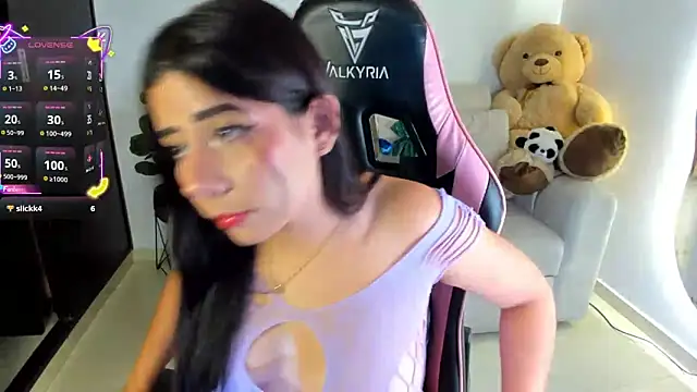 Snapshot of eval_lee18 chatting on 10.07.25 eval lee18 online show from 10.07.25