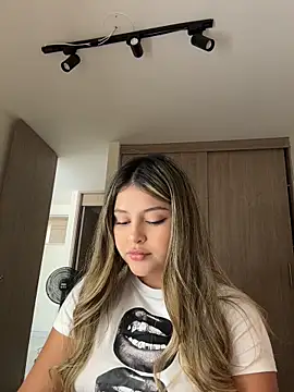 lunablossom  online show from 04.10.26