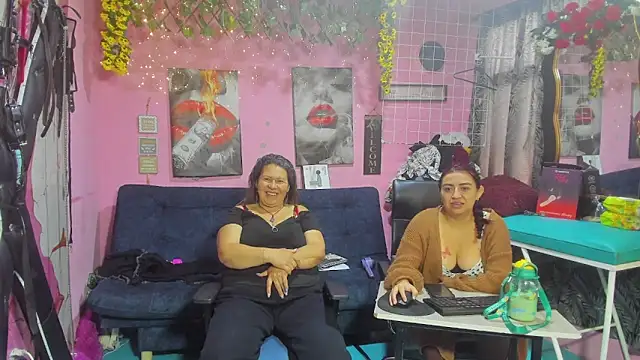 Snapshot of lesbiancuple chatting on 06.12.26 lesbiancuple online show from 06.12.26
