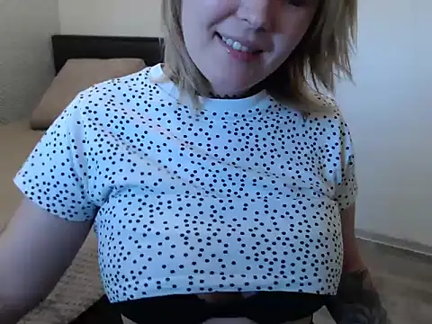 Snapshot of leeilawow chatting on 05.21.26 leeilawow online show from 05.21.26
