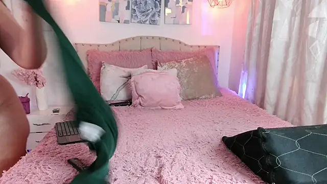 Snapshot of Dulce_Morrys chatting on 02.22.25 Dulce Morrys online show from 02.22.25