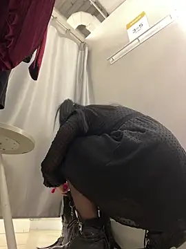 CrazzyChicks online show from 10.31.25