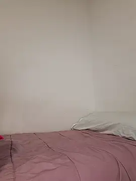 Snapshot of laura_dirtyhot chatting on 12.17.24 laura dirtyhot online show from 12.17.24